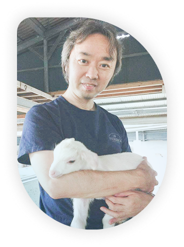 瀧上康一郎が子羊を抱いている