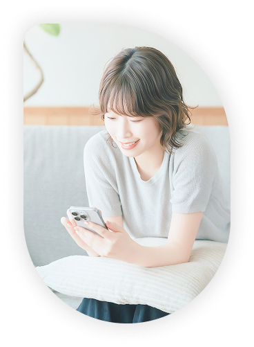 スマホでオンラインで説明を受ける女性
