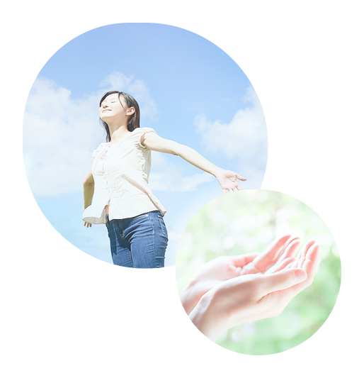 晴天の下深呼吸する女性とうけとる手