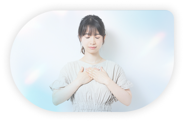 目を瞑り、深呼吸する女性
