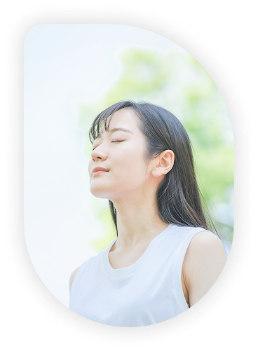 深呼吸する女性