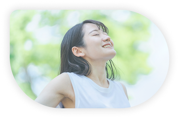 緑の中深呼吸する女性