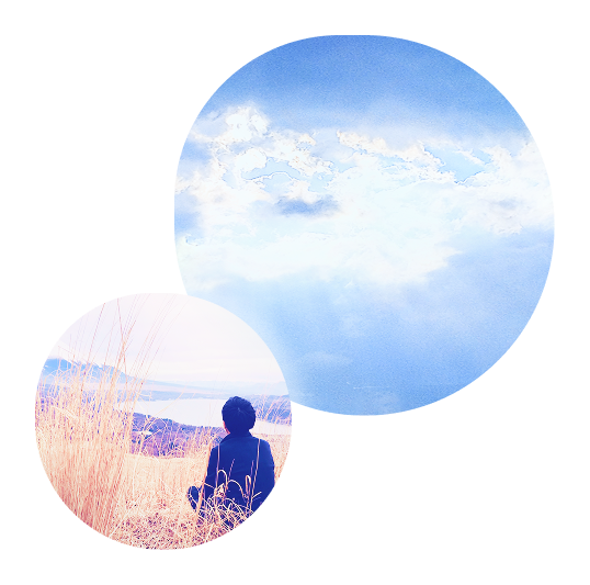 さわやかな空と瞑想する人